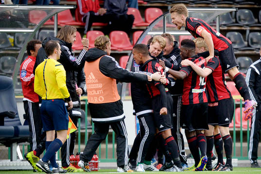 Brommapojkarnas spelare jublar
