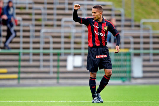 Brommapojkarnas Seth Hellberg jublar