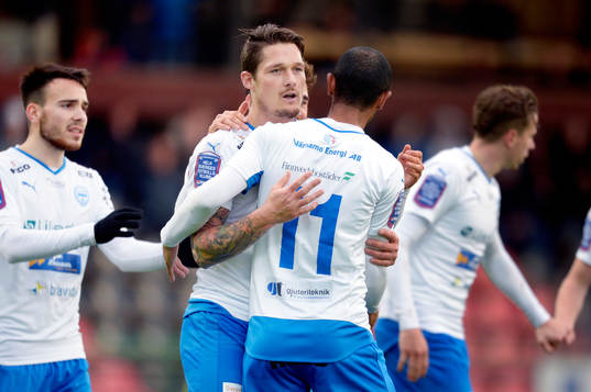 Värnamos Pär Cederquist firar han gjort 1-1 med Issam