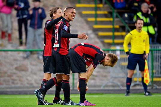 Brommapojkarnas Seth Hellberg firar han gjort 2-1 med