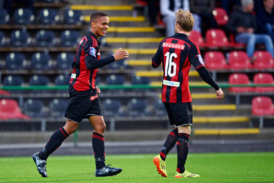 Brommapojkarnas Seth Hellberg firar han gjort 2-1 med