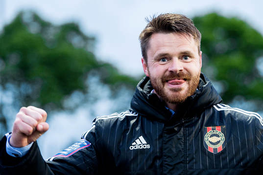 Brommapojkarnas tränare Magni Fannberg Magnusson jublar