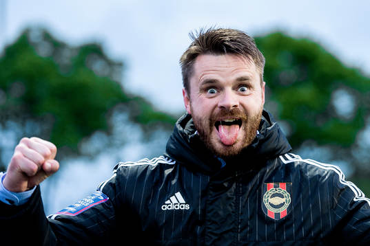 Brommapojkarnas tränare Magni Fannberg Magnusson jublar