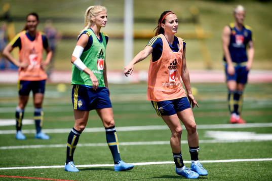 Sveriges Sofia Jakobsson och Kosovare Asllani