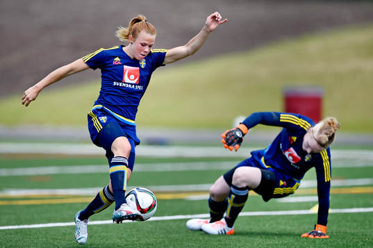 Sveriges Jessica Samuelsson och målvakt Hedvig Lindahl