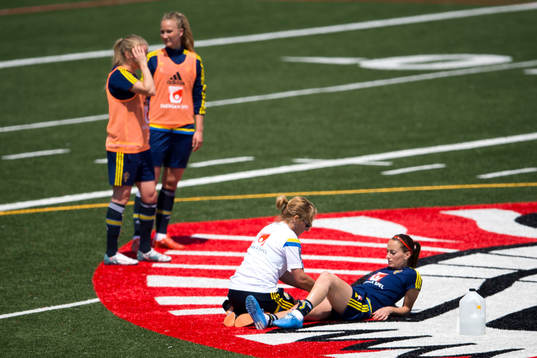 Sveriges Kosovare Asllani får behandling av sjukgymnast