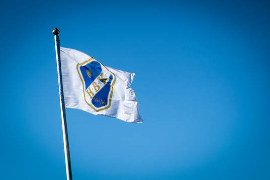 s flagga före fotbollsmatchen i Allsvenskan mellan