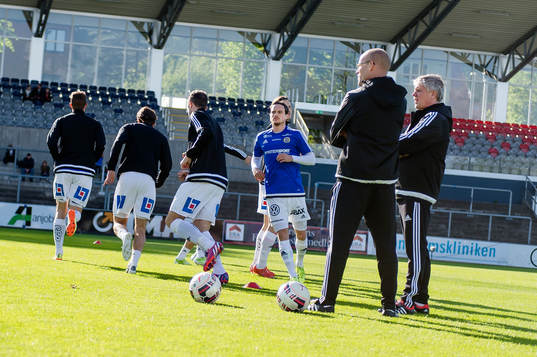 Sundsvalls spelare värmer upp före fotbollsmatchen i