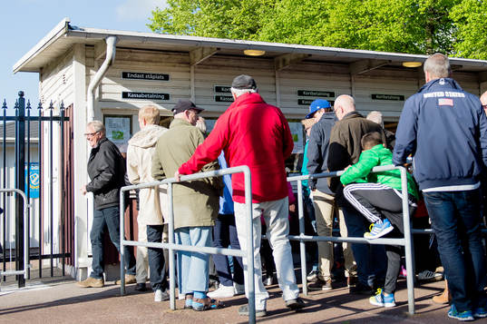 Kö till biljettkioskerna före fotbollsmatchen i