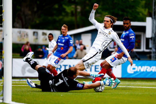 Åtvidabergs målvakt Henrik Gustavsson och Häckens Dardan