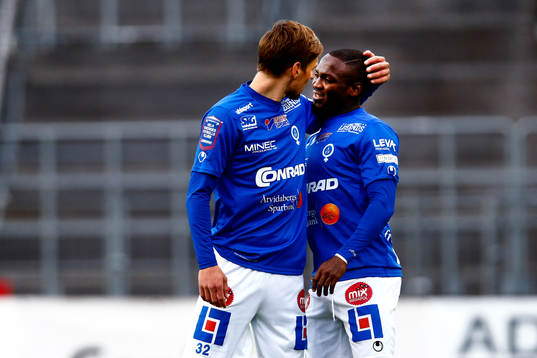 Åtvidabergs Martin Christensen och John Owoeri jublar