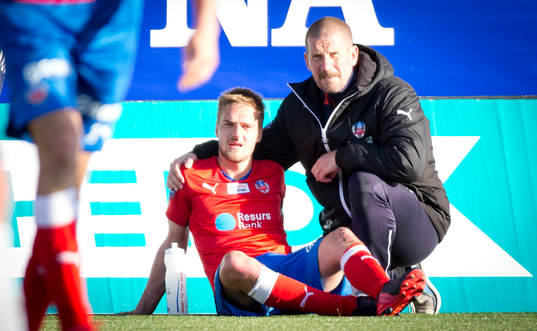 Helsingborgs Johan Mårtensson sitter utanför planen