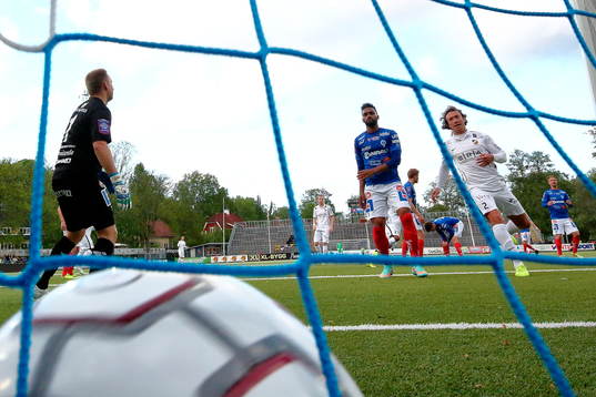 Häckens Diego Lugano och Åtvidabergs Alberis da Silva ser