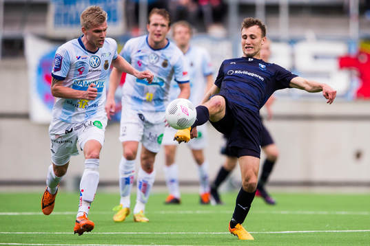 Gefles Robin Nilsson och Malmö FFs Magnus Wolff Eikrem i