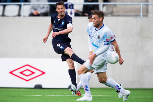 Malmö FFs Markus Rosenberg med ett skott