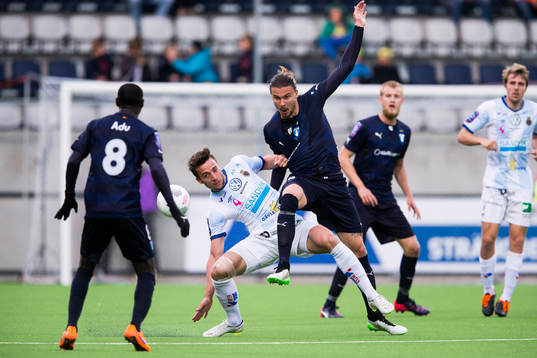 Gefles Robin Nilsson och Malmö FFs Erik Johansson i kamp