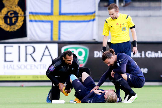 Malmö FFs Simon Kroon tvingas avbryta matchen pga skada