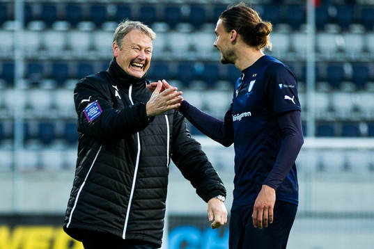 Malmö FFs tränare Åge Hareide gratulerar Malmö FFs Erik