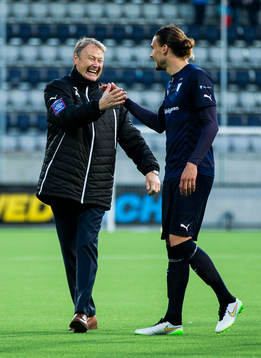 Malmö FFs tränare Åge Hareide gratulerar Malmö FFs Erik