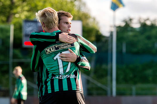 Varbergs Mats André Kaland och Elias Andersson jublar