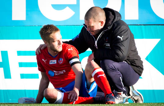 Helsingborgs Johan Mårtensson sitter utanför planen