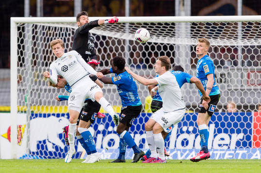 Halmstads målvakt Stojan Lukic boxar bort bollen