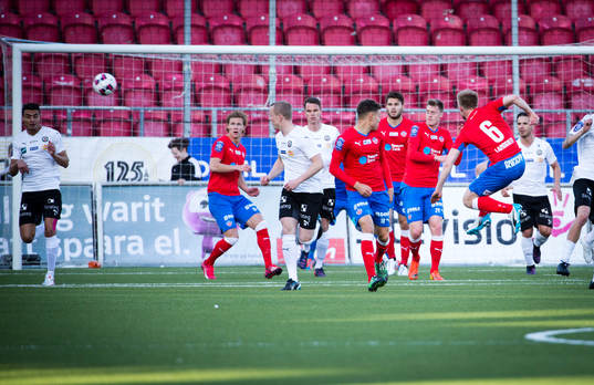 Helsingborgs Andreas Landgren testar skott