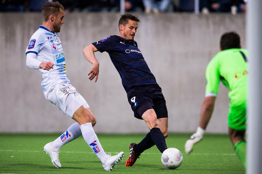 Gefles David Fällman ser på när Malmö FFs Markus