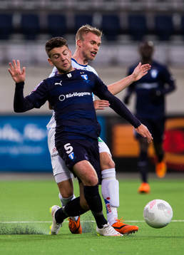 Gefles Robin Nilsson i kamp om bollen med Malmö FFs Erdal