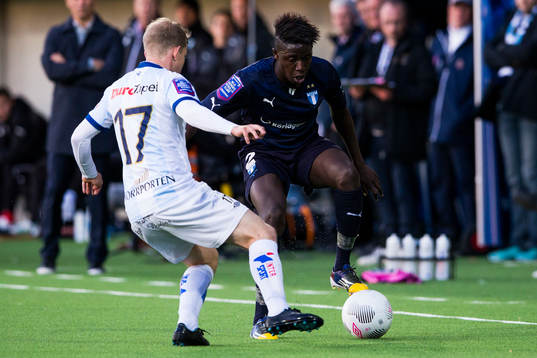 Gefles Jonas Lantto i kamp om bollen med Malmö FFs Pa