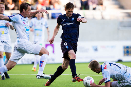 Malmö FFs Markus Rosenberg (m) i kamp om bollen med Gefles