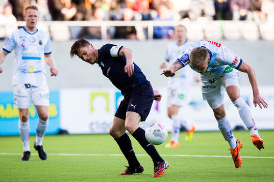 Malmö FFs Markus Rosenberg i kamp om bollen med Gefles