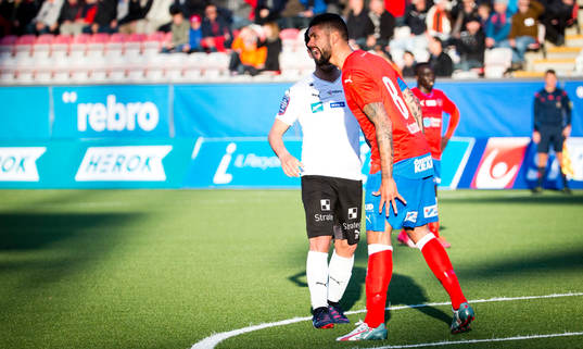 Helsingborgs Victor Palsson är arg på domaren i samband
