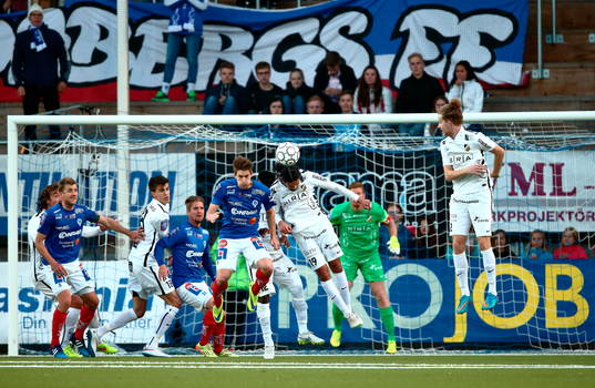Åtvidabergs Victor Sköld och Häckens Leonard Zuta