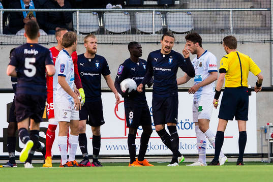 Malmö FFs Erik Johansson reagerar på domare Johan Hamlin