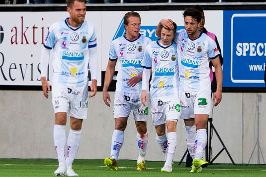 Gefles Johan Bertilsson gratuleras