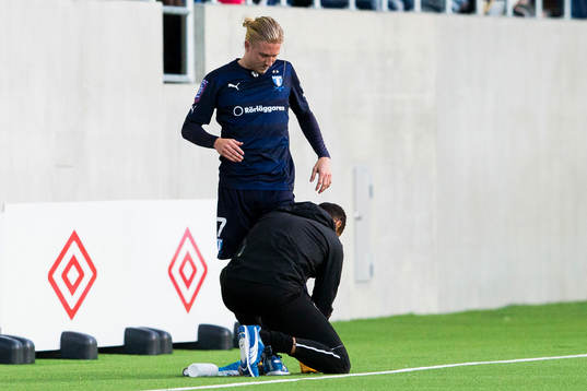 Malmö FFs Simon Kroon tvingas bryta fotbollsmatchen i