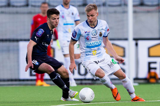 Malmö FFs Erdal Rakip i kamp om bollen med Gefles Robin