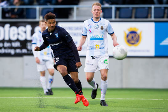 Malmö FFs Tobias Sana med ett skott
