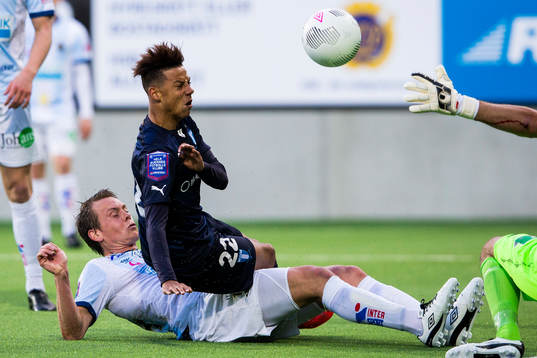 Gefles Jens Portin försvarar sig mot Malmö FFs Tobias Sana