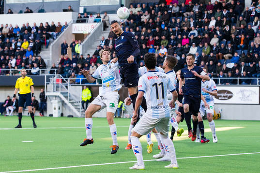 Malmö FFs Erik Johansson når högst med en nick på en
