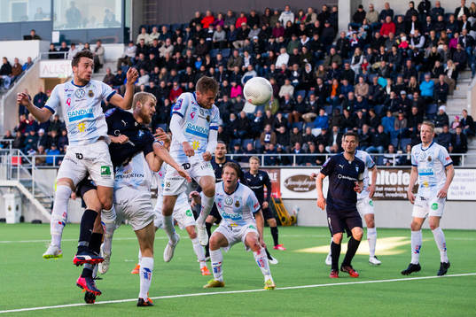 Gefles David Fällman nickar undan bollen