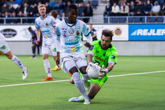 Gefles Tshutshu Tshakasua Wa och målvakt Emil Hedvall går