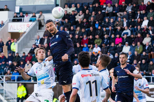 Malmö FFs Erik Johansson når högst med en nick på en