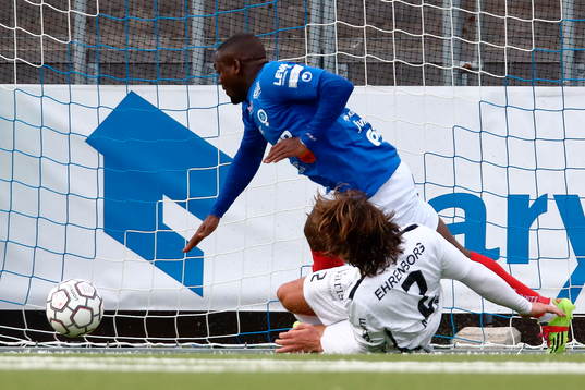Åtvidabergs John Owoeri tacklas av Häckens Diego Lugano