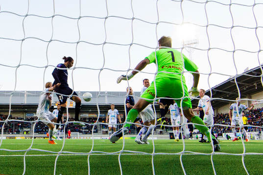 Malmö FFs Erik Johansson gör 2-1 för Malmö FF bakom