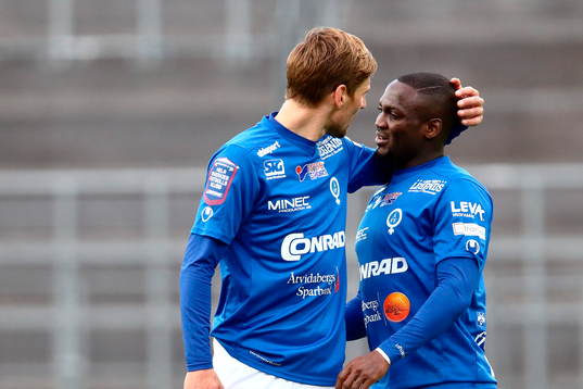 Åtvidabergs Martin Christensen och John Owoeri innan John