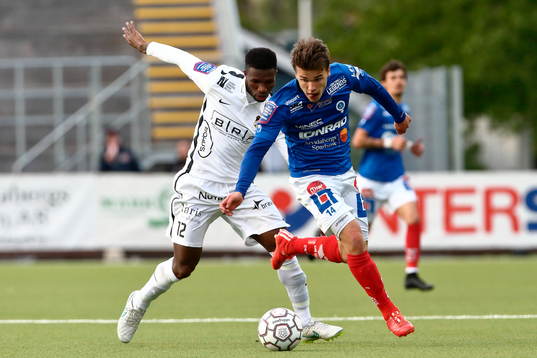Häckens Mohammed Abubakari och Åtvidabergs Simon Skrabb