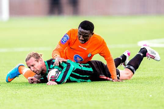 Varbergs Thommie Persson och Athletics Chidi Omeje i en
