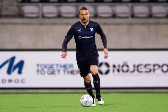 Malmö FFs Erik Johansson med bollen